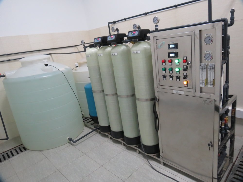 上海大学纳米中心 M500 中央高纯水系统 整机与前端水箱、预处理罐布置